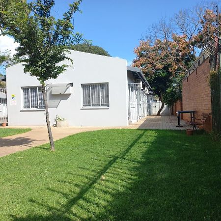 Triple9 Hatfield Guesthouse Pretoria-Noord Esterno foto