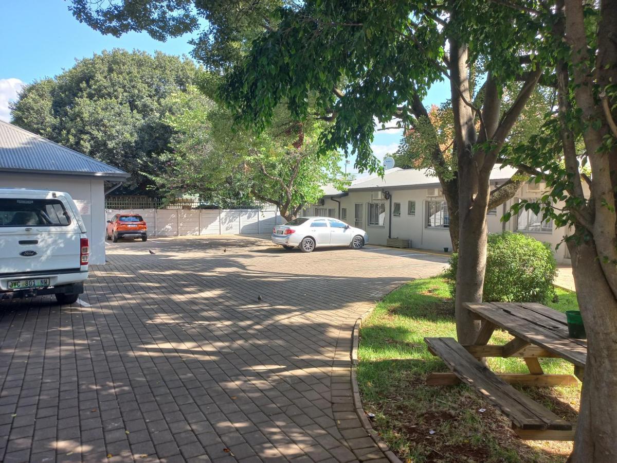 Triple9 Hatfield Guesthouse Pretoria-Noord Esterno foto